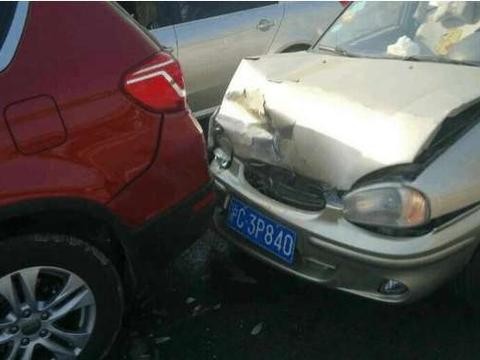 哈弗H6高速被别克赛欧追尾, 车主: 这质量形成了鲜明的对比