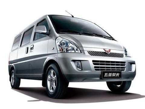 只为打造安静舒适环境五菱荣光全车俄罗斯STP航空隔音降噪施工