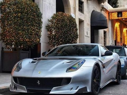 网友巴黎街拍法拉利F12-TDF，法拉利自吸发动机的绝唱之作