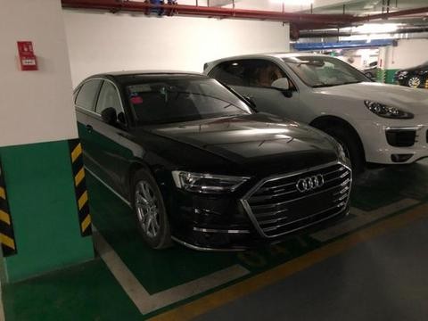停车场偶遇18款奥迪A8L，后排带足底按摩，奔驰S级要凉了