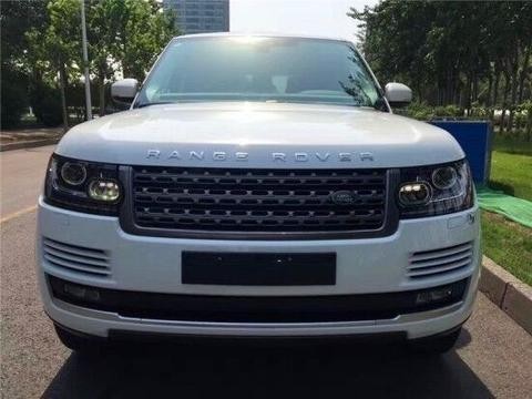 17款路虎揽胜行政美规3.0 车身线条流畅洒脱，大灯锐气深邃