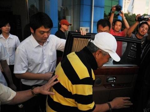 赵本山和人对赌喝七瓶白酒, 对方送医抢救, 他一分不花赢回一辆新车