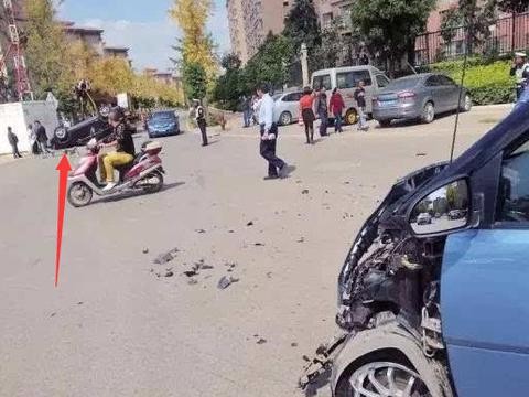 保时捷卡宴撞上斯玛特，卡宴却飞出现场外数十米远