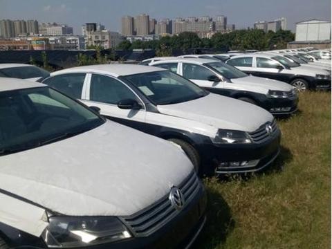 偶遇大量库存车，16款的大众迈腾，14万就能买走，你会买吗？