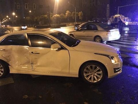 奔驰E级右转撞上凯迪拉克 车主不淡定了