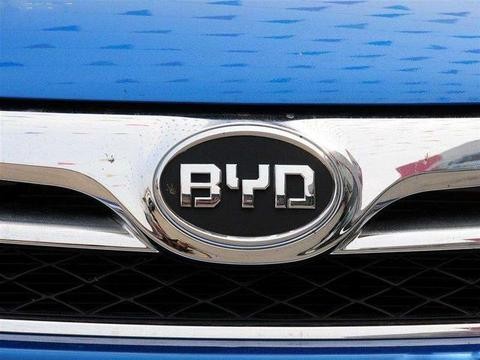 快看宝骏新车上挂的这个车标，比比亚迪的好看太多了！