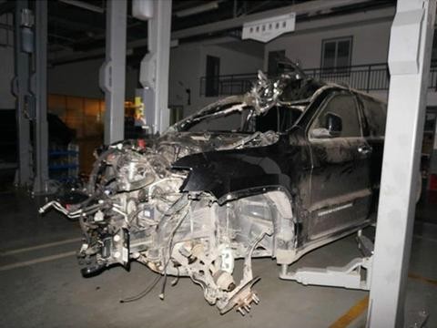 克莱斯勒高速撞上卡车气囊却未爆，商家：可能没碰到气囊传感器！