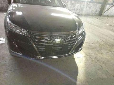 国内首台18款皇冠到店, 取消2.5L V6动力, 网友: 剩下的只有情怀