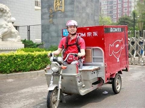 他曾是被前妻抛弃的穷小子，现在身价500亿，座驾有钱买不到！