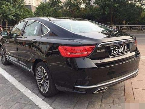 路遇一辆挂“黑牌”的新博瑞, 号牌还是“001”, 牛大发了