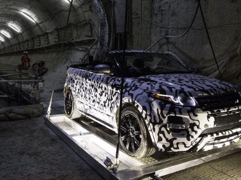 路虎极光敞篷版SUV，试车在英国下水管道，怕皮尺部模仿？