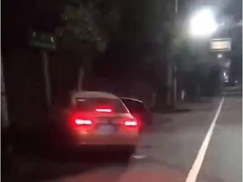 领克01首撞 和吉利帝豪撞到了一起