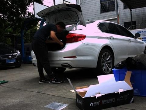 谁敢说第一！新宝马5系电动尾门首改