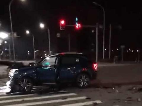 领克01全国首撞, 这质量让人看不懂, 网友: 说好的自动刹车呢?