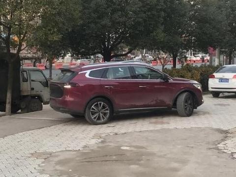 比亚迪最美SUV唐二代素颜现身街头，尾灯像腊肠，车标成亮点！