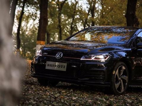 黑武士首测，大众新高尔夫GTI，比奔驰A级和宝马1系更帅还便宜！