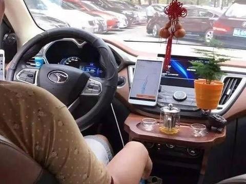 厉害！奥迪车里能煮饭，奔驰车里能泡茶，五菱车里还能能装烧烤架