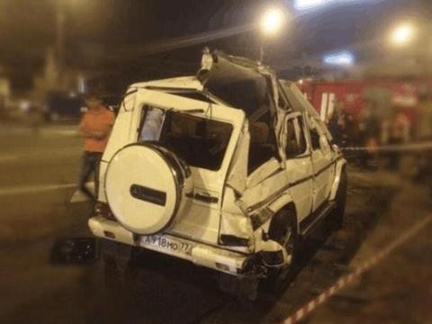 奔驰车主打电话给保险说撞了一辆日产，工作人员看到现场哑口无言