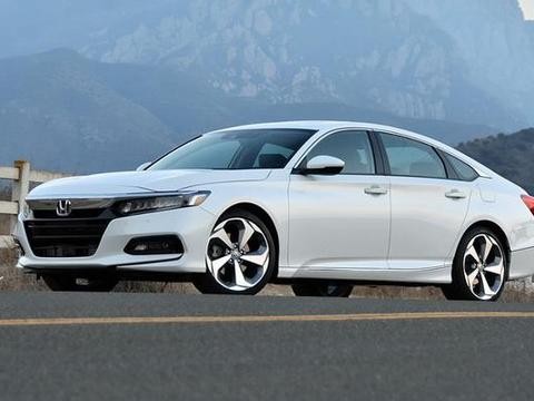 2018本田雅阁动感十足，空间超大，2018凯美瑞绝对比不上它！