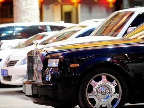 赵本山死对头，海军大校，嫁给刘老根老板，座驾不及本山十分之一