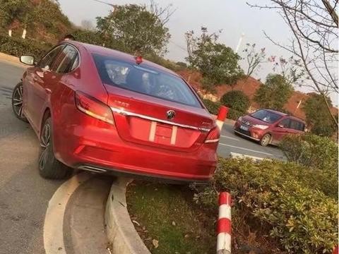 名爵销售员真是尽心尽力，试驾就秀操作，销售员完成名爵6的首撞