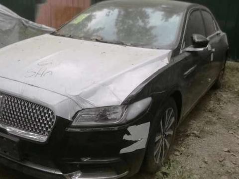 偶遇一台林肯大陆运损车，工作人员：刚进海关大灯损坏，7折处理