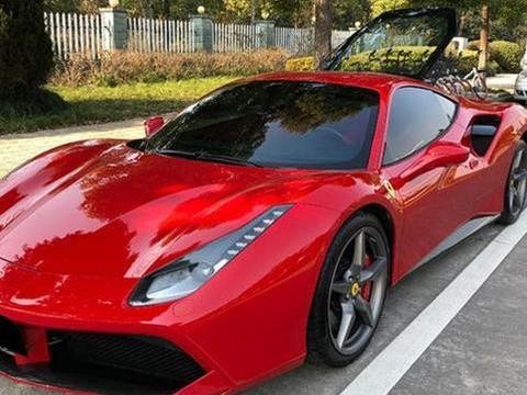 北京富少花422万元全款买辆法拉利488超跑, 停在路边引人注目