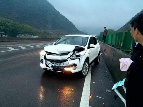 这款SUV太好了，100时速撞车，全车人毫发无损！