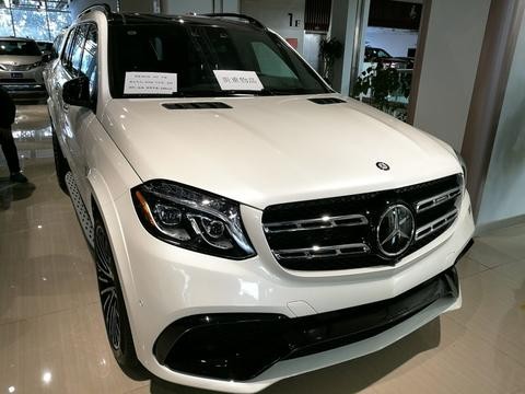 奔驰GLS450棱角分明 外观也是相当时尚霸气