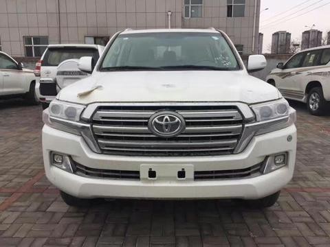 2017款中东版酷路泽4600动力强劲V8丰田酷路泽报价