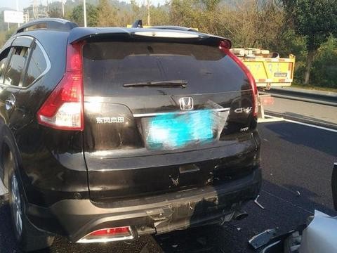 日产软还是本田硬，看看日产轩逸追尾本田CRV就行了