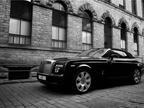 百万豪车，方向盘在后排，路过收费站，收费员脸都白了！