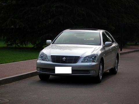 开了12年都没毛病的老皇冠，如今或被排放政策驱离马路