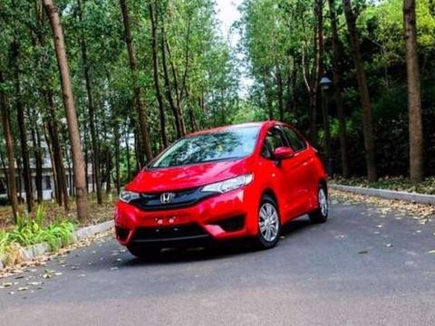 10万块就提了一辆超跑回家，女朋友见了之后不开心