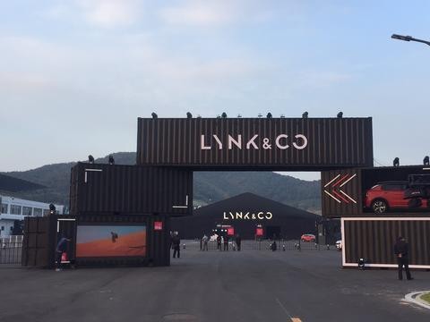 领克01发布会，售价15.88-20.28万，与外资品牌展开直接竞争