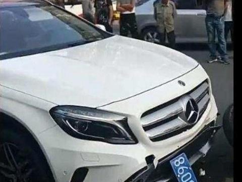 豪华奔驰撞上摩托车，下车后看到摩托车比自己奔驰还贵