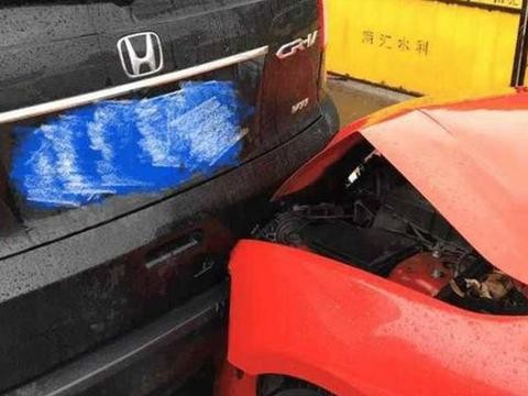 本田CRV被马六追尾，车主说：这差距太大吧