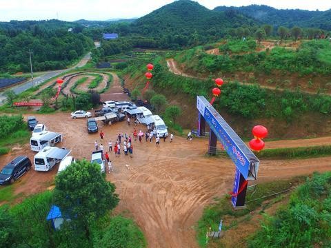 试驾大通D90！比CS95还大 是准备硬派和城市SUV通吃？