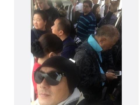 张卫健豪车数辆却去挤公交 被赞最接地气明星