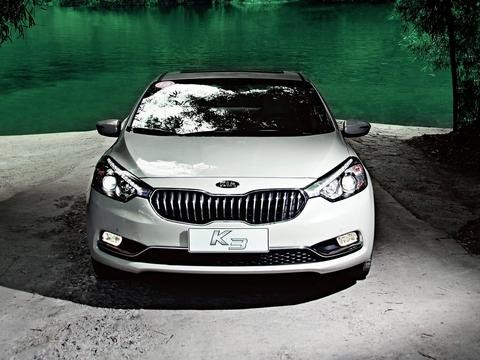 网友将起亚K3改装成兰博基尼超跑，前面看很逼真，能忽悠一批人