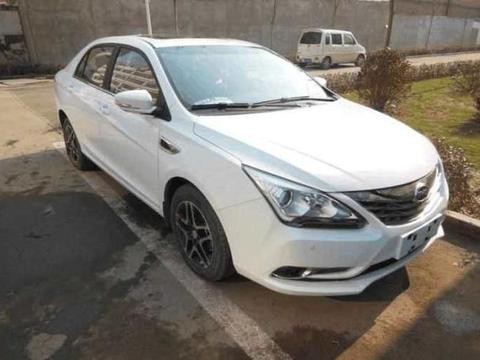 比亚迪和吉利帝豪在高速这一撞，终于知道谁才是最安全的国产车!