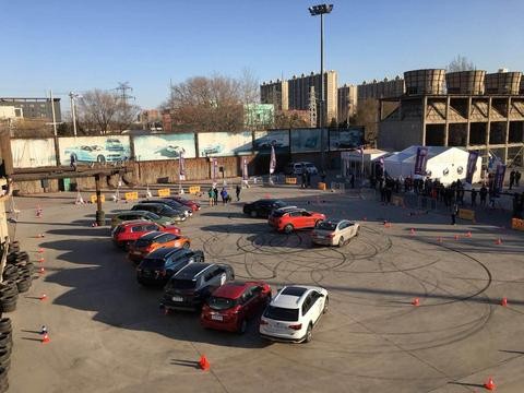 圣诞假期“乐嗨天”！除了“吃鸡”看电影，还能当赛车手