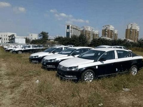 停车场偶遇16款大众迈腾，店员：库存时间一年，统统6.5折处理