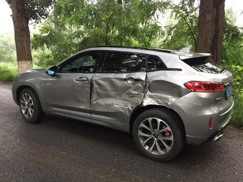 新提WEY VV7被大货车撞击，车主：高油耗救了全家人的性命