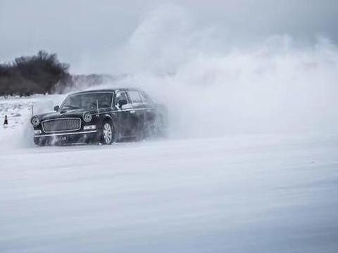 500亿的红旗，土豪拿来雪地漂移，不带话筒也值了！