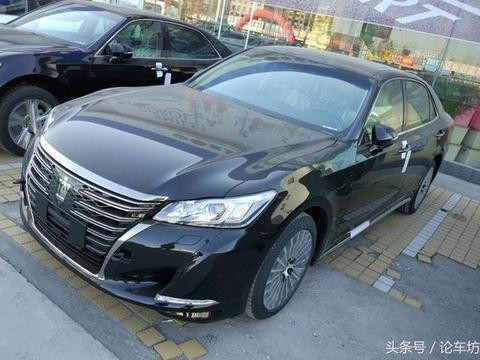 4S店看到全新2018款皇冠精英版，增加了多项配置，老款车主哭了