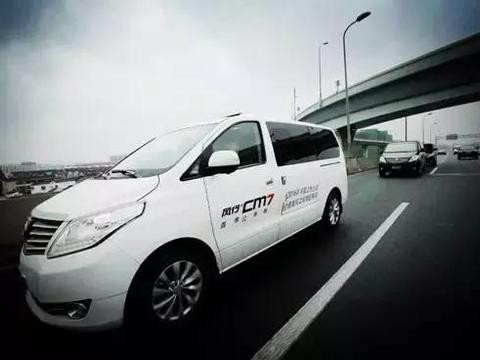 还是城里人会玩，开个年会居然拉出了一支商务车队！