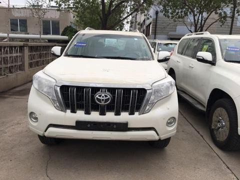 17款丰田霸道4000具有了上佳的公路驾驶机能和高档车的舒适机能