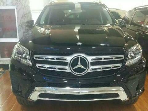 2017款奔驰GLE400大气简练，车头粗大健旺的镀铬饰条十分耀眼