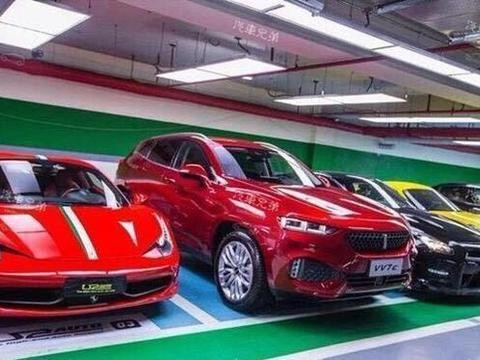 领克01凑巧停在法拉利边上？来看看谁的气场更足？